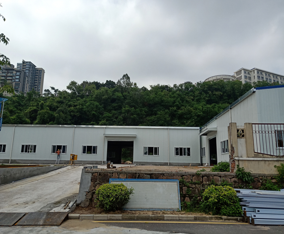 Gudang Baja Ringan Industri Dengan Lorong yang Didukung Derek Untuk Penanganan Material Yang Efisien