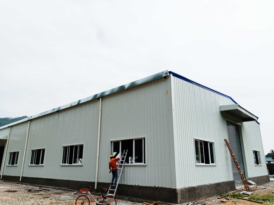 Bahan tahan api Logam Piring Baja Struktur Baja Gedung Gudang Dengan Pintu Roller Electric