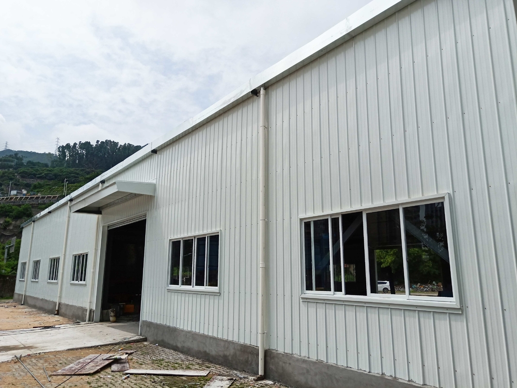 Bahan tahan api Logam Piring Baja Struktur Baja Gedung Gudang Dengan Pintu Roller Electric