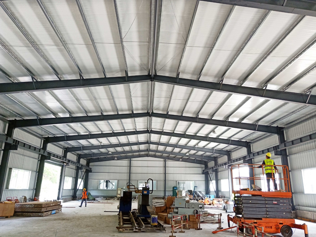 Bahan tahan api Logam Piring Baja Struktur Baja Gedung Gudang Dengan Pintu Roller Electric