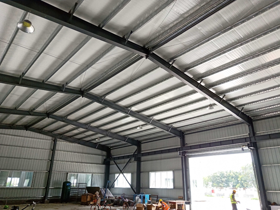 Bahan tahan api Logam Piring Baja Struktur Baja Gedung Gudang Dengan Pintu Roller Electric